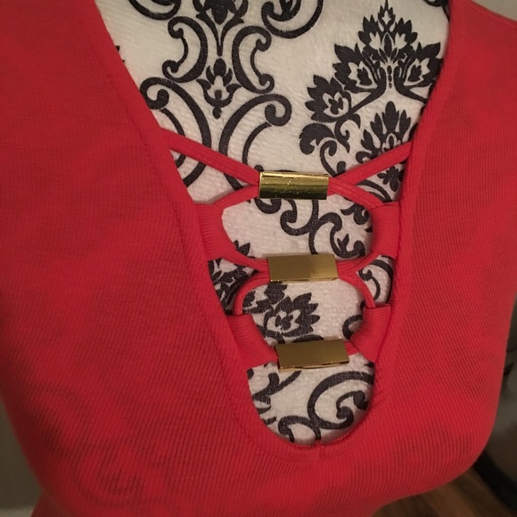 GUESS short sleeve deep V rayon top - Picture 3 of 6